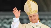 Paus Leo XIV memimpin saat doa Regina Caeli setelah Misa Kudus untuk Awal Masa Kepausannya, di Lapangan Santo Petrus, Vatikan pada Minggu 18 Mei 2025. (Alberto PIZZOLI/AFP)