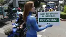 Seorang wanita saat melakukan aksi untuk mempromosikan veganisme di Bangkok tanggal 21 April 2016. Veganisme adalah sebuah filosofi dan gaya hidup yang peduli dan mempraktikkan kehidupan tanpa segala bentuk eksploitasi hewan. (REUTERS / Jorge Silva)