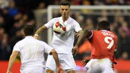 Arsenal menggagas No More Red pada Januari 2022 lalu. Kampanye ini diinisiasi akibat masifnya kekerasan terhadap kalangan muda yang didominasi dengan kejahatan menggunakan pisau di London yang berujung beberapa kasus kematian. (AFP/Daniel Leal)