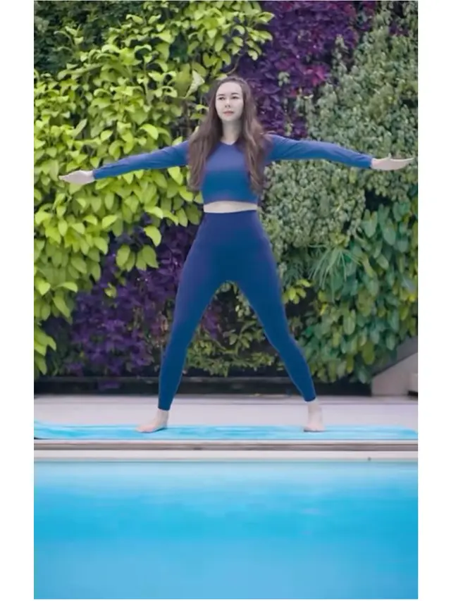 6 Potret Area Kolam Renang Rumah Aura Kasih, Spot Favorit untuk Yoga