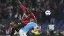 <p>Gelandang AC Milan, Franck Kessie berebut bola dengan gelandang Lazio, Sergej Milinkovic-Savic pada pertandingan lanjutan Liga Serie A Italia di Stadion Olimpiade Roma, Italia, Senin (25/4/2022). AC Milan menang tipis atas Lazio 2-1. (AP Photo/Andrew Medichini)</p>