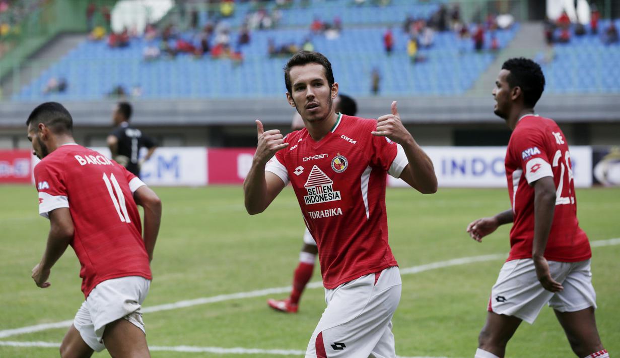 Pemain Semen Padang, Victor Juffo, melakukan selebrasi usai membobol gawang Bhayangkara FC pada laga Piala Presiden 2019 di Stadion Patriot, Jawa Barat, Minggu (3/3). Bhayangkara FC menang 4-2 atas Semen Padang. (Bola.com/M Iqbal Ichsan)