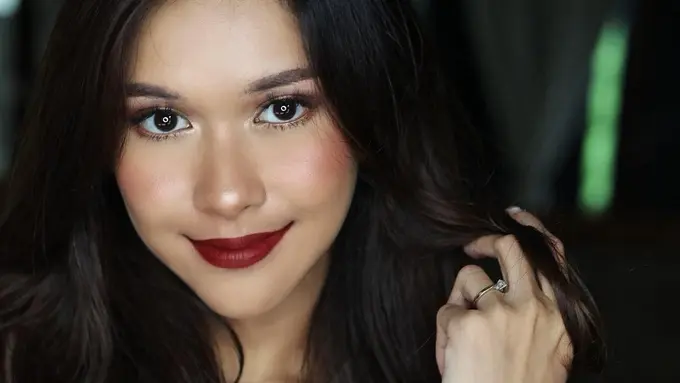 [Bintang] Bukan Warna Merah Biasa, Nana Mirdad Tampak Cantik dengan Lipstik Merah Burgundy