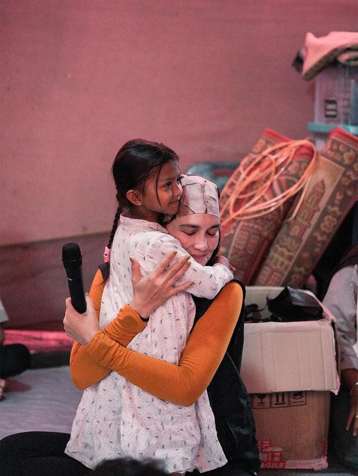 6 Potret Luna Maya Kirim Bantuan ke Aceh, Tak Hanya Melihat Sisa Bencana Tapi Kuatnya Hati Manusia