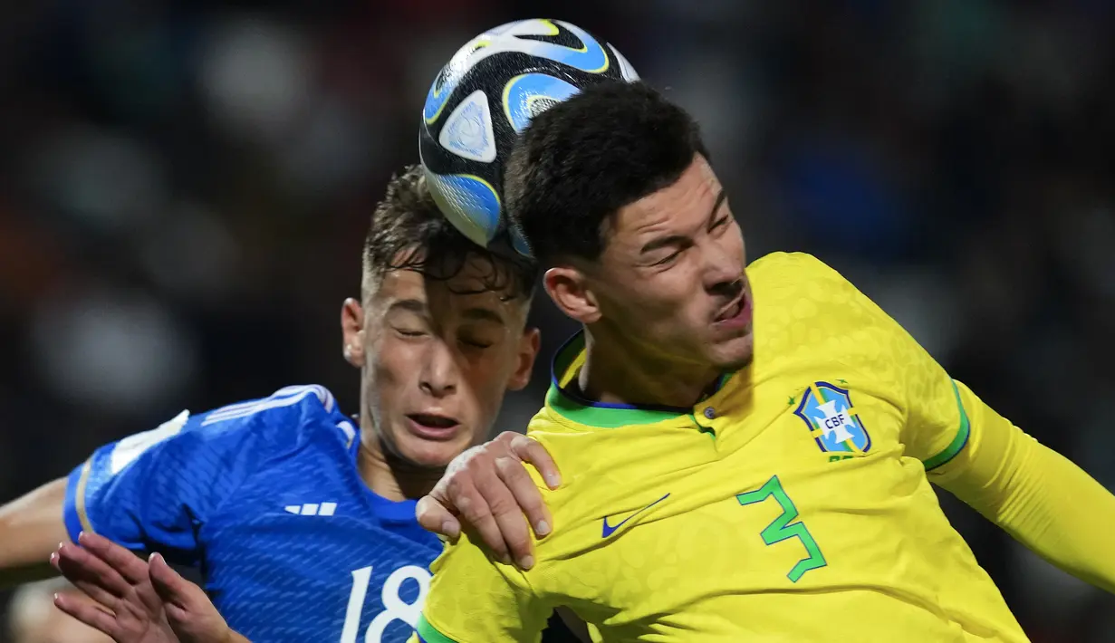 Bek Timnas Brasil U-20, Jean Pedroso (kanan) berduel udara dengan striker Timnas Italia U-20, Francesco Esposito pada laga Grup D Piala Dunia U-20 2023 di Malvinas Argentinas Stadium, Mendoza, Argentina, Minggu (21/5/2023). (AP Photo/Natacha Pisarenko)