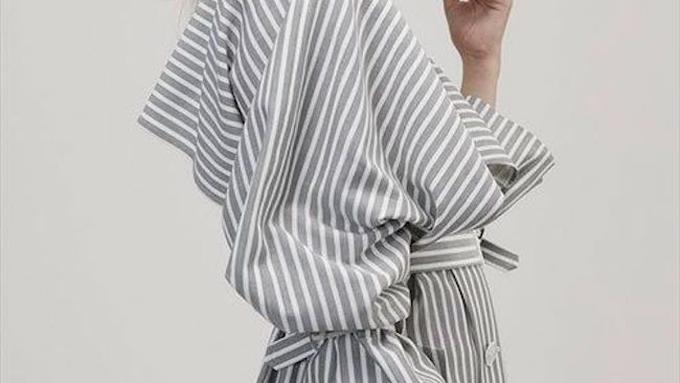 Pakai Motif Garis Garis Yuk Bikin Busana Kantormu Gak Monoton