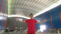 Pebulutangkis Indonesia, Sony Dwi Kuncoro, menunjukkan GOR Bulutangkis miliknya yang sedang dalam tahap pembagunan, di Surabaya, Kamis (21/4/2016). (Bola.com/Fahrizal Arnas)