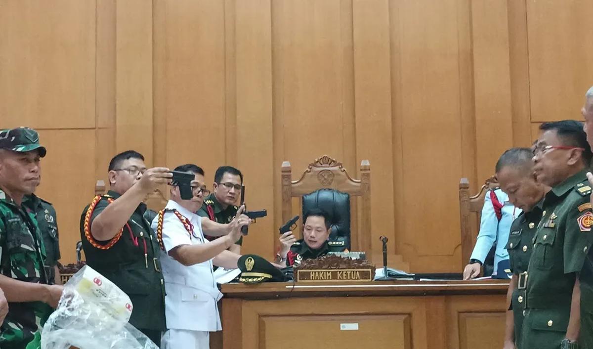 Terkait barang bukti airsoft gun, para terdakwa Praka RM, Praka HS dan Praka J membeli dari salah satu aplikasi belanja online.<br>