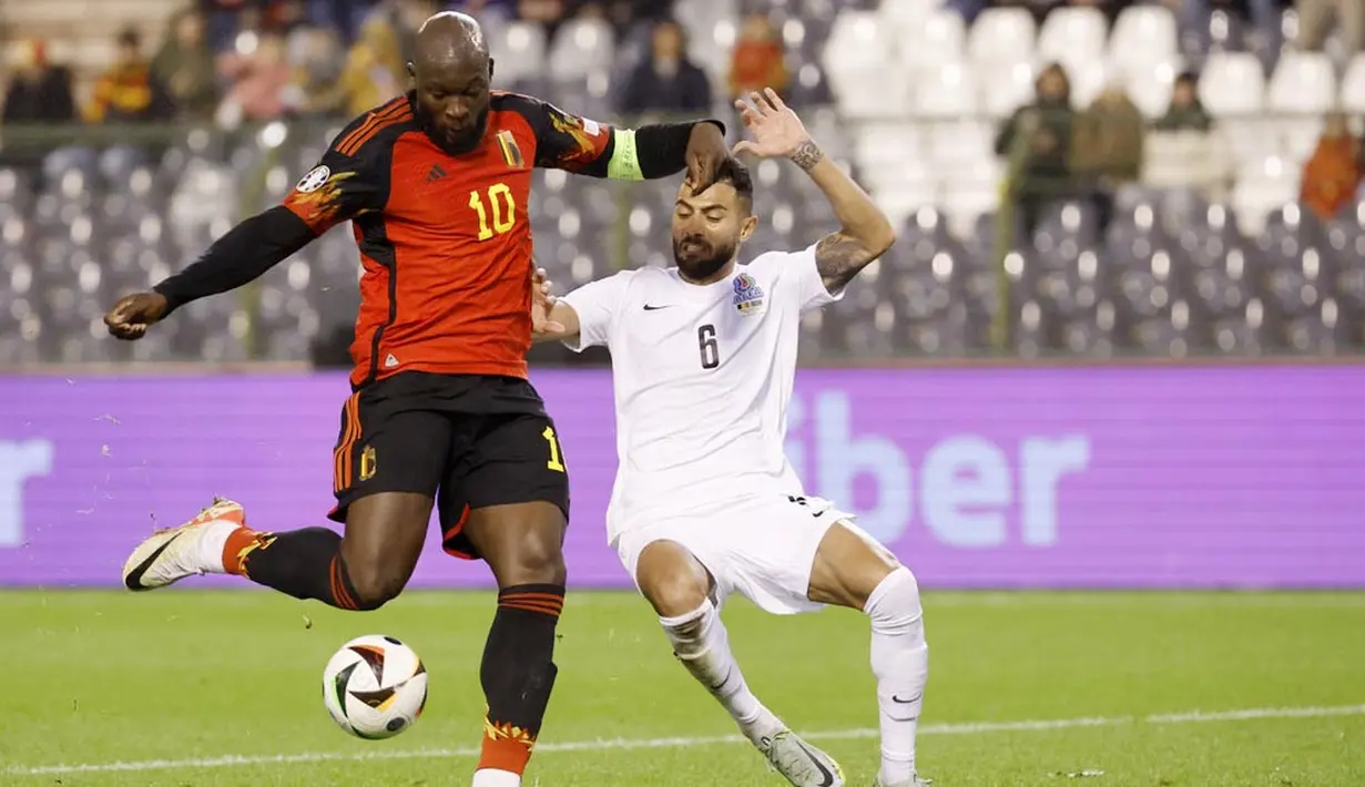 Pemain Belgia, Romelu Lukaku, mencetak gol ke gawang Azerbaijan pada laga kualifikasi Euro 2024 di Stadion King Baudouin, Senin (20/11/2023). Tambahan tiga poin membuat Belgia mengakhiri kualifikasi Euro 2024 dengan berada di puncak klasemen Grup F. Mereka meraup 20 poin dari delapan laga. (AP Photo/Geert Vanden Wijngaert)