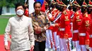 Presiden Indonesia Joko Widodo atau Jokowi (kanan) menyambut Presiden Filipina Ferdinand Marcos Jr (kiri) setibanya di Istana Kepresidenan Bogor, Bogor, Jawa Barat, Senin (5/9/2022). Setelah upacara penyambutan, Jokowi dan Ferdinand Marcos Jr saling memperkenalkan delegasi masing-masing dari kedua negara. (Adek Berry/ Pool Photo via AP)