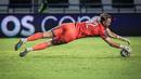 Kiper Dewa United, Sonny Stevens berusaha menangkap bola pada laga pekan ketiga BRI Liga 1 2023/2024 antara Persib Bandung melawan Dewa United di Stadion GBLA, Bandung, Jumat (14/07/2023). (Bola.com/Bagaskara Lazuardi)