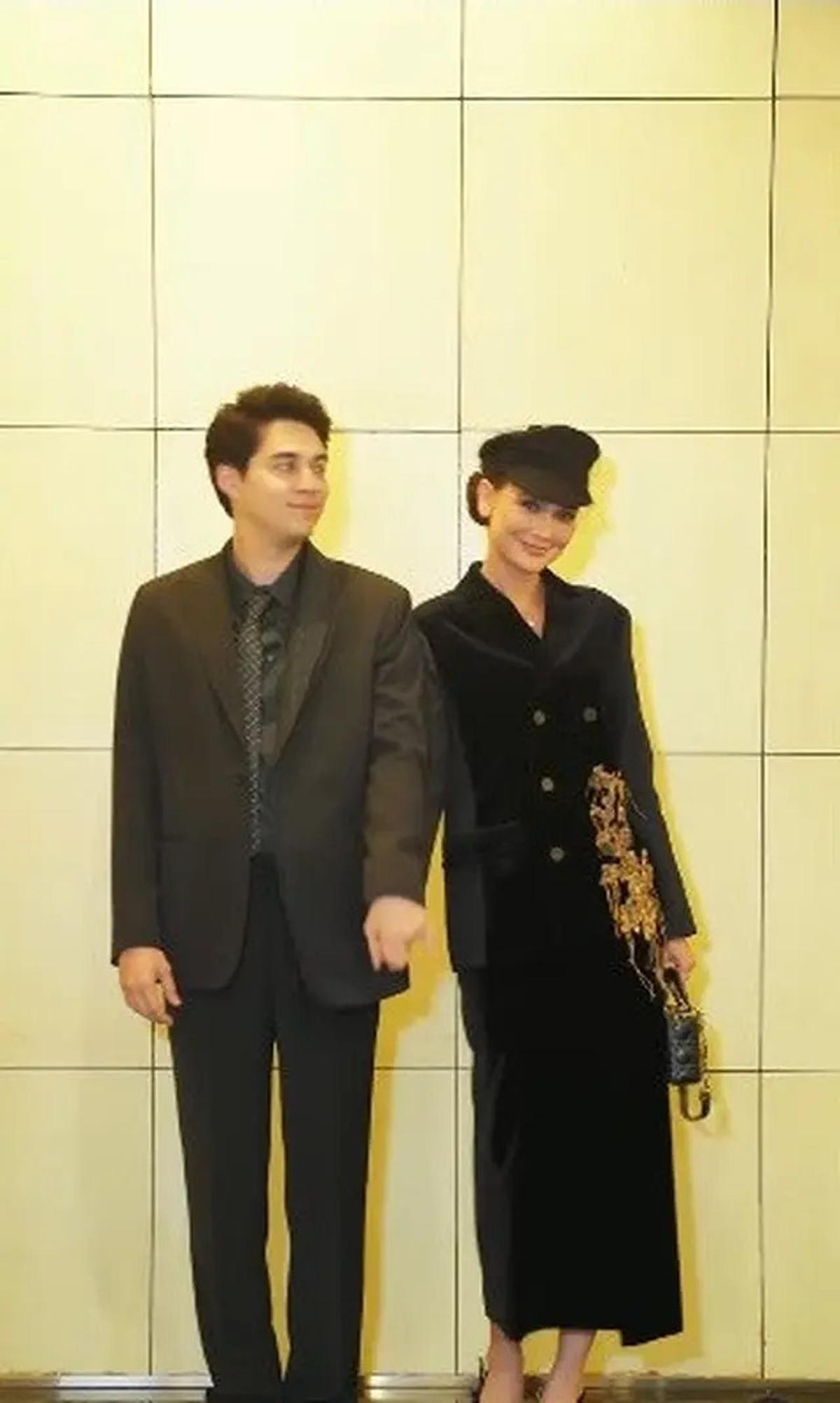 Potret Terbaru Gaya Couple Serba Hitam Luna Maya dan Maxime Bouttier, Stylish dan Elegan