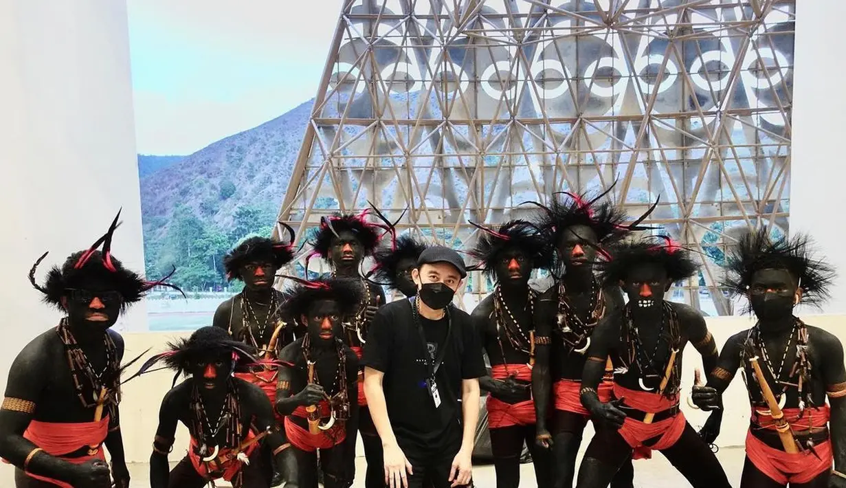 "Dari 25 September sampai hari H, aku terus mengecek hasil karya para perajin yang mendesain ulang sample-ku. Saya harus enggak boleh idealis dan berharap perfect, tapi saya yakin mereka bisa, seperti slogan 'Torang Bisa'," kenangnya. (Instagram @rinaldyyunardi)