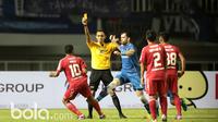 Pemain Persib Bandung, Vladimir Vujovic menendang pemain Semen Padang, Vendry Mofu pada perebutan tempat ketiga Piala Presiden 2017 di Stadion Pakansari, Bogor, Sabtu (11/3/2017). (Bola.com/Nicklas Hanoatubun)