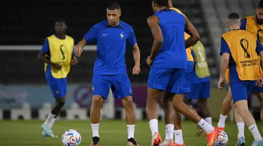 Penyerang #10 Prancis Kylian Mbappe (Tengah) dan rekan satu timnya mengikuti sesi latihan di Stadion Al Sadd SC di Doha, Jumat (9/12/2022). Partai sengit akan tersaji di babak 8 Besar Piala Dunia 2022 antara Timnas Inggris menghadapi Prancis akan digelar pada Minggu (11/12) dini hari WIB di Al-Bayt Stadium. (FRANCK FIFE / AFP)