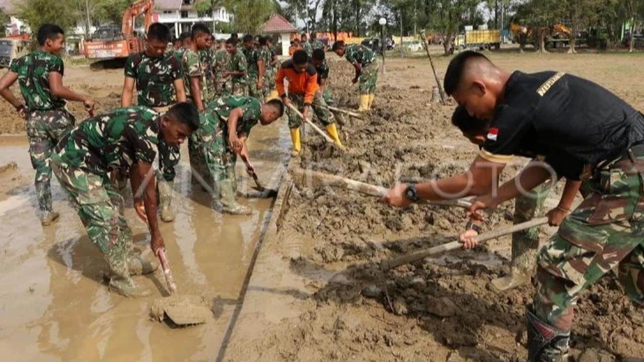 Mendagri Minta Tambahan BKO TNI/Polri Percepat Pembersihan Lumpur Banjir Aceh