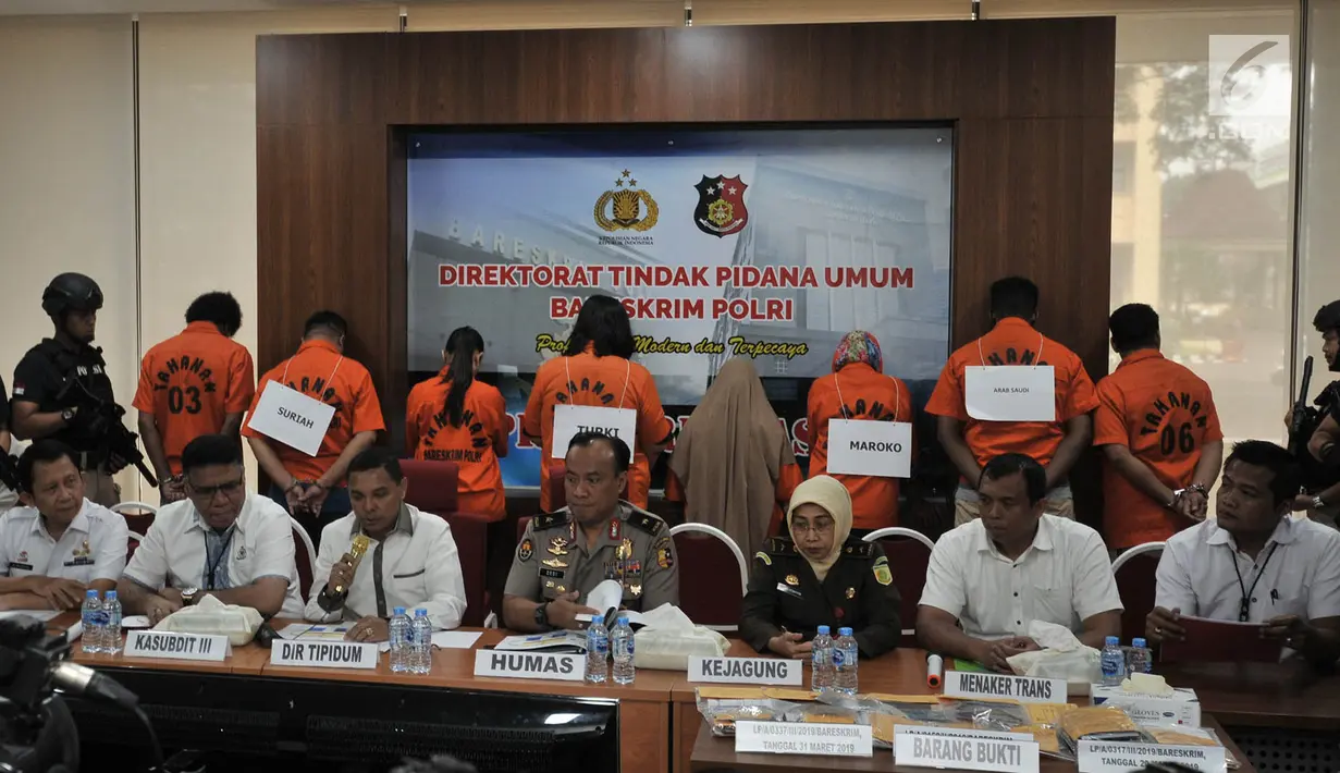 Direktur Tipidum Bareskrim Mabes Polri Brigjen Pol Herry Rudolf Nahak (tiga kiri) memberi keterangan saat rilis pengungkapan tindak pidana perdagangan orang (TPPO) di Gedung Bareskrim Polri, Jakarta, Selasa (9/4). Polisi menangkap delapan tersangka dalam kasus ini. (merdeka.com/Iqbal Nugroho)