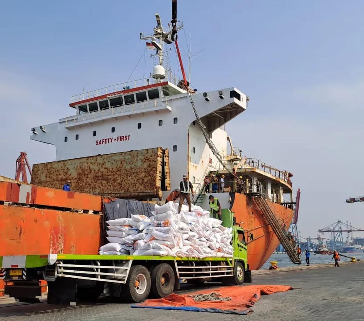 Jokowi mencatat, saat ini, cadangan beras di gudang Bulog mencapai 1,7 ton. Jumlah cadangan beras tersebut akan bertambah hingga 600 ribu ton untuk menekan harga jual di pasar.&nbsp;