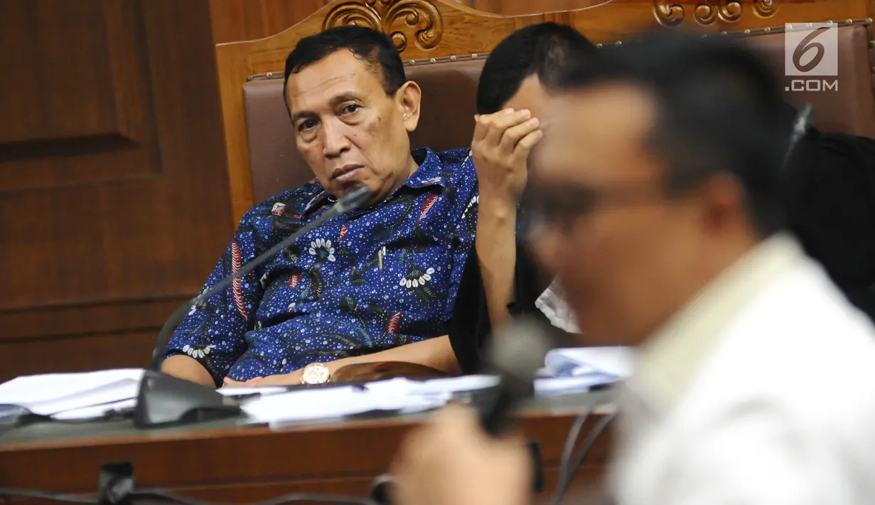 Terdakwa Sekjen KONI Ending Fuad Hamidy saat mendengarkan keterangan saksi Menpora Imam Nahrawi di Pengadilan Tipikor, Jakarta, Senin (29/4/2019). Dalam sidang lanjutan kasus dugaan suap dana hibah KONI, Menpora mengaku tidak pernah tahu nominal dana hibah. (Liputan6.com/Herman Zakharia)