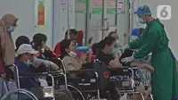 Petugas medis (kanan) memeriksa kondisi pasien di IGD RSUD Cengkareng, Jakarta, Rabu (23/6/2021). Meningkatnya kasus COVID-19 di Ibu Kota Jakarta dalam beberapa hari terakhir mengakibatkan rumah sakit kewalahan. (Liputan6.com/Herman Zakharia)