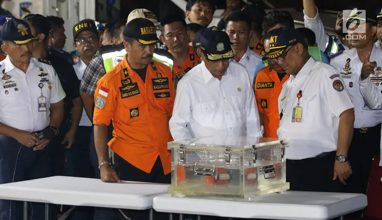 Menteri Perhubungan Budi Karya didampingi Kepala KNKT Soerjanto Tjahjono melihat Black Box atau kotak hitam pesawat Lion Air JT 610 di posko evakuasi JICT 2, Tanjung Priok, Jakarta, Kamis (1/11).  (Liputan6.com/Helmi Fitriansyah)