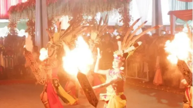 Berbagai pertunjukkan adat juga ditampilkan dalam acara tersebut (Instagram/MarleneHariman)