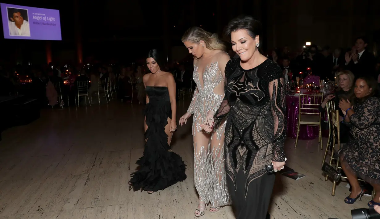Khloe dan Kourtney Kardashian bersama sang ibu, Kris Jenner menghadiri sebuah acara amal di New York City, New York, 21 November 2016. The Kardashian bersaudara itu tampil sangat seksi. (Cindy Ord/Getty Images for Gabrielle Angel Foundation/AFP)