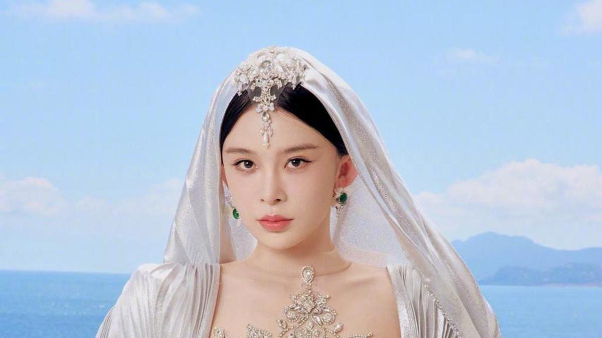 Pakai Gaun Transparan, Gaya Zhao Yingzi Diduga Diusir karena Langgar Aturan Terbaru Cannes 2025