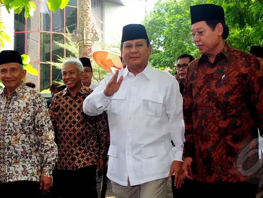 Tokoh senior PAN Amien Rais (kiri) dan Ketum Partai Gerindra, Prabowo Subianto saat tiba untuk menghadiri acara pelantikan pengurus pusat Partai Gerindra di kantor DPP Partai Gerindra, Jakarta, Rabu (8/4/2015). (Liputan6.com/Yoppy Renato)