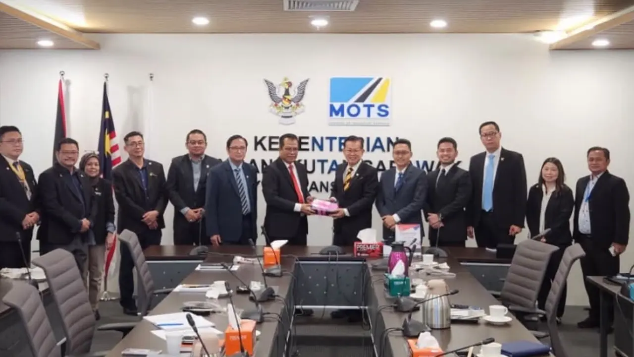 Konsul Jenderal Republik Indonesia di Kuching, Abdullah Zulkifli, melakukan kunjungan kehormatan kepada Menteri Transportasi Sarawak Dato Sri Lee Kim Shin di Sarawak, Malaysia, Senin (13/7/2026).