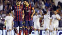 Kapten tim Barcelona, Xavi Hernandez (kanan) berjalan tertunduk bersama Lionel Messi usai dikalahkan Real Madrid 1-2 di pada final Piala Raja di Stadion Mestalla, Valencia (17/4/2014). (REUTERS/Albert Gea)