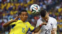 Pemain belakang Perancis, Laurent Koscielny (kanan), berebut bola atas dengan gelandang serang Ekuador, Michael Arroyo, di laga penyisihan Piala Dunia 2014 Grup E di Stadion Maracana, Rio de Janeiro, (26/6/2014). (REUTERS/Kai Pfaffenbach)