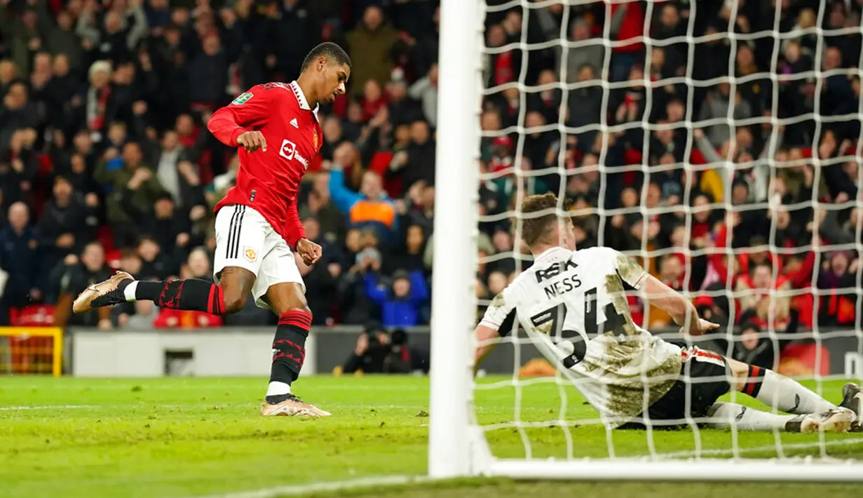 Pemain Manchester United Marcus Rashford (kiri) mencetak gol ke gawang Charlton Athletic pada pertandingan sepak bola perempat final Piala Liga Inggris atau Carabao Cup di Old Trafford, Manchester, Inggris, 10 Januari 2023. Manchester United menang 3-0. (AP Photo/Dave Thompson)