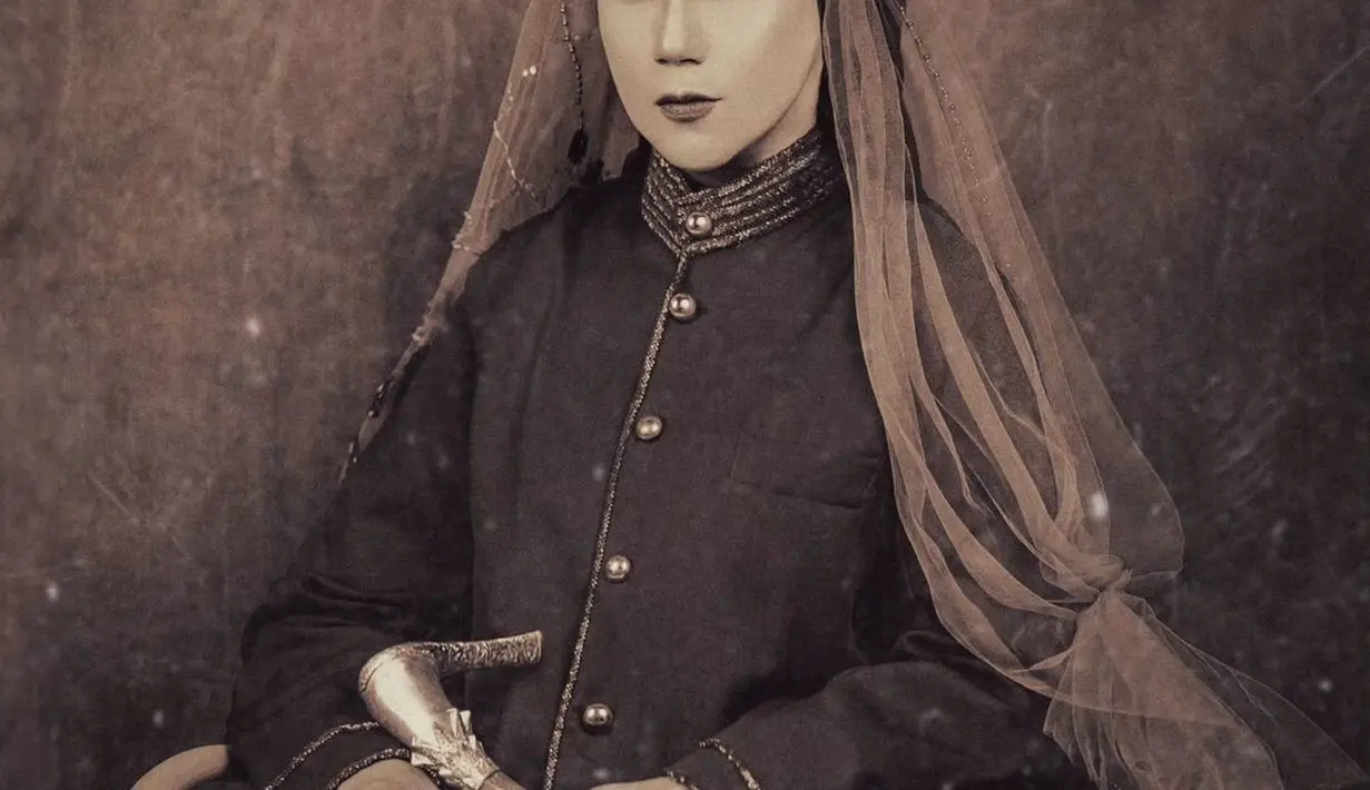 Marini Zumarnis terlihat masukin saat perankan Laksamana Keumalahayati. Ia mengenakan beskap kerah tinggi yang sedikit kebesaran dengan rok batik berpayet. [@yudajulianofficial]