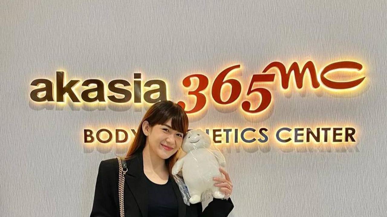 Setelah setahun menjalani diet, tubuh Adiez makin ramping.Tak hanya itu, perutnya tampak makin rata.