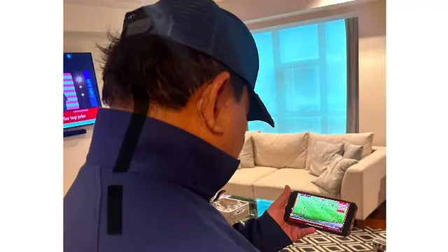Presiden RI Prabowo Subianto menonton laga kualifikasi Piala Dunia 2026 antara Timnas Indonesia melawan Jepang, Jumat (15/11/2024).