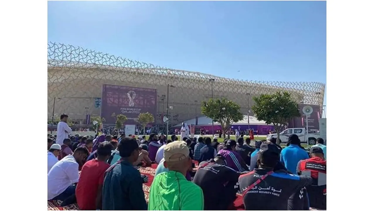 Disebut Bersejarah, Potret Salat Jumat Pertama Kali di Piala Dunia Ini Viral