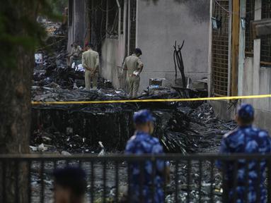 Polisi mengamankan lokasi jatuhnya pesawat di Ahmedabad, India, Jumat 13 Juni 2025. (AP/Rafiq Maqbool)