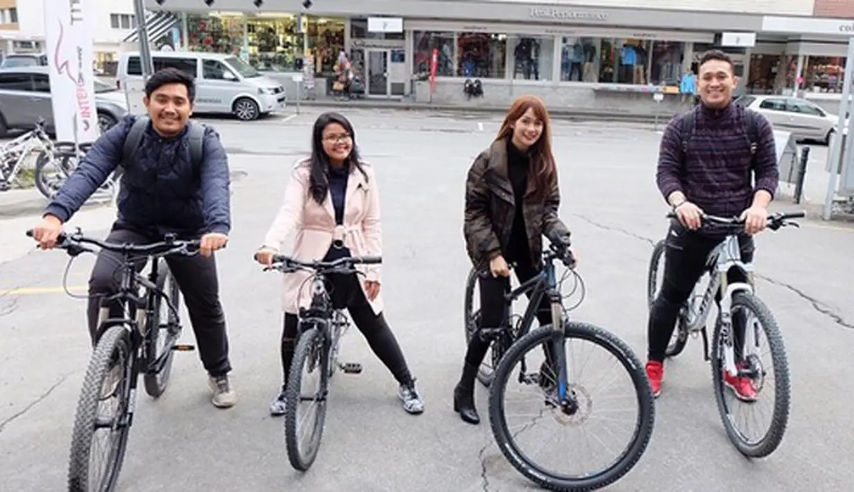 Setelah menikmati kota Paris, pasangan ini melanjutkannya liburannya menuju Swiss. Pasangan ini menikmati pemandangan alam sekitarnya. Ia juga menyempatkan bermain sepeda. (Instagram/adieztyfersa)