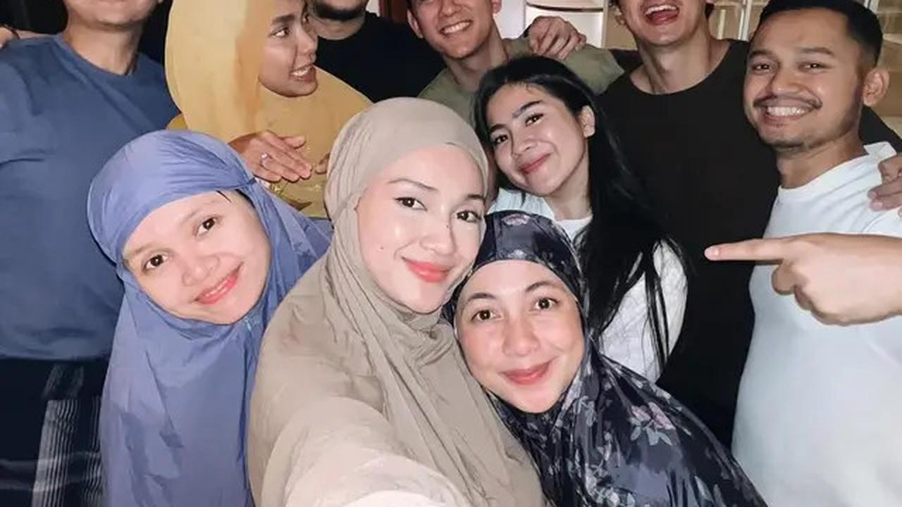 6 Potret Felicya Angelista Bukber Bareng Teman Muslim, Saling Menghargai Perbedaan