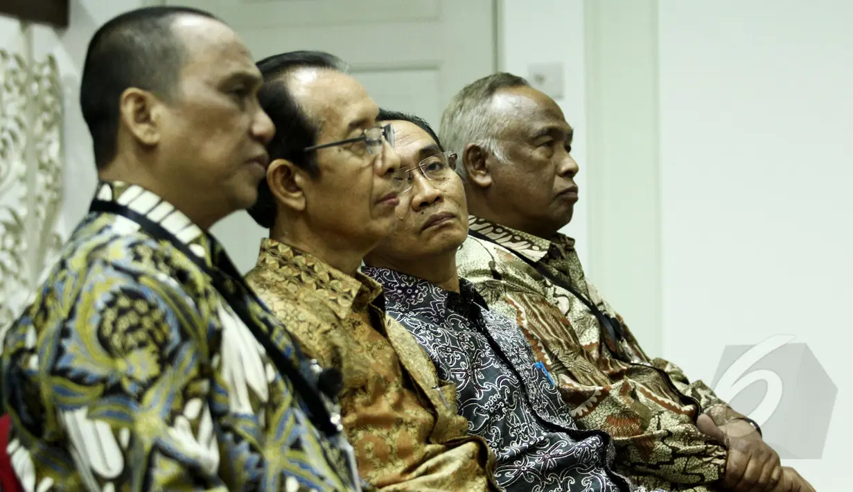 Plt Pimpinan Komisi Pemberantasan Korupsi (KPK) duduk menunggu di Istana Negara, Jakarta, Senin (16/3/2015). Presiden  Joko Widodo meminta pimpinan KPK untuk datang membicarakan perkembangan pencegahan korupsi. (Liputan6.com/Faizal Fanani)