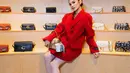 Masih dengan serba merah, Mahalini kenakan double breasted oversized blazer dengan heels dan kaus kaki. [@mahaliniraharja]