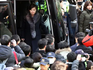 Hyon Song-wol, pemimpin Delegasi Korea Utara, turun dari bus setibanya di Stasiun Kereta Seoul, Korea Selatan, Minggu (21/1). Kedatangan mantan kekasih Kim Jong Un itu memantau venue untuk Olimpiade Musim Dingin di Pyeongchang. (Kim Sun-ung/Newsis via AP)