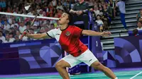 Pebulutangkis Indonesia, Anthony Sinisuka Ginting berusaha menempatkan bola di depan net saat menghadapi wakil Prancis, Toma Junior Popov pada laga terakhir Grup H nomor tunggal putra cabor bulutangkis Olimpiade Paris 2024 di Porte de la Chapelle Arena, Paris, Rabu (31/7/2024). Anthony Sinisuka Ginting kalah rubber-game 19-21, 21-17 dan 15-21. (Dok. NOC Indonesia/Naif Muhammad Al'as)