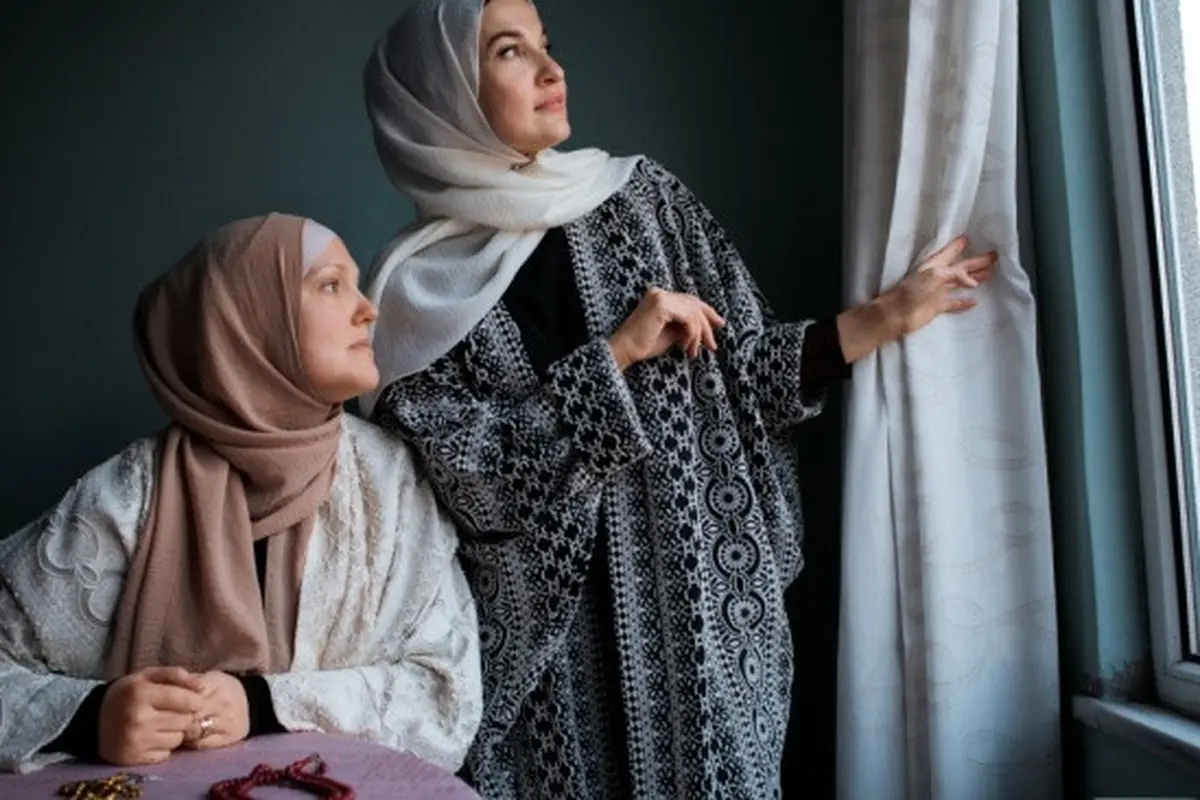 Ilustrasi Gamis dengan Outer Cardigan Panjang (Credit: Freepik)