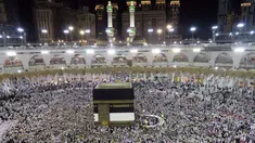 Jemaah mengelilingi Kabah saat melaksanakan ibadah haji di Masjidil Haram, Makah, Arab Saudi, Minggu (4/9). Seminggu jelang pelaksanaan Haji 2016, Masjidil Haram penuh sesak oleh jemaah haji dari berbagai belahan dunia. (REUTERS/Ahmed Jadallah)