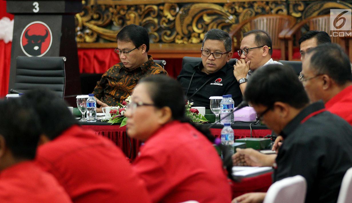 Suasana Diskusi dan Rencana Deklarasi Keterbukaan Informasi Publik Partai Politik, Jakarta, Rabu(28/3). Pada kesempatan tersebut PDIP menyampaikan kepada KIP soal transparansi keuangan partai melalui rekening gotong royong. (Liputan6.com/Johan Tallo)