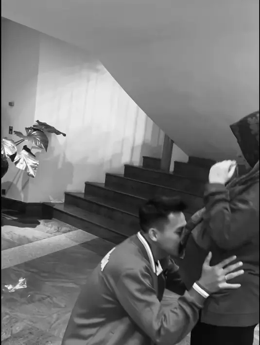 Dalam video singkat tersebut, Witan tampak berulang kali mencium perut sang istri. Seakan berpamitan juga dengan anaknya yang ada di dalam perut. [Instagram/rismahanisulaiman_]