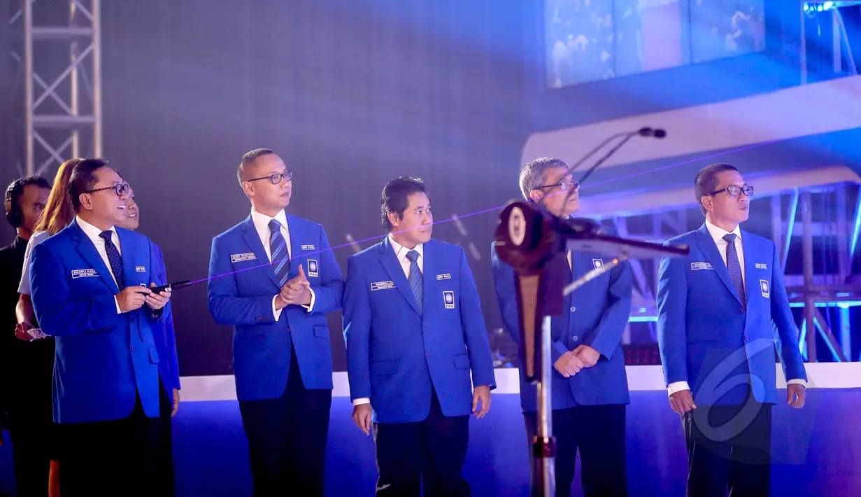 Ketum PAN, Zulkifli Hasan (kiri) membuka acara Rapat Kerja Nasional PAN di Jakarta, Rabu (6/5). Dalam acara itu juga dilantik Pengurus Dewan Pimpinan Pusat Partai Amanat Nasional Periode 2015-2020. (Liputan6.com/Faizal Fanani)