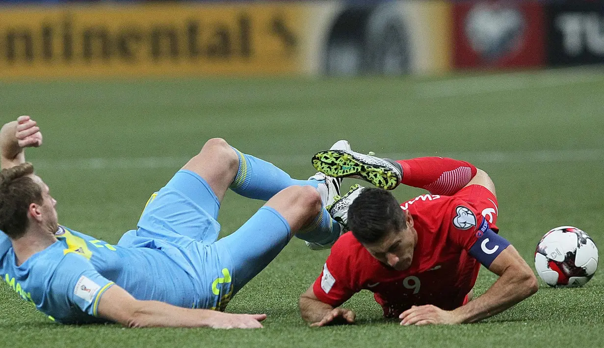 Pemain Kazakhstan, Sergei Maliy (kiri) menghadang laju pemain Polandia, Robert Lewandowski pada laga kualifikasi piala dunia 2018 di di Astana (5/9/2016) dini hari WIB. (AFP/Stanislav Filippov)